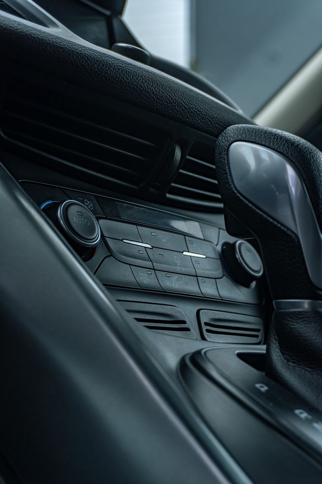 2018 Ford Escape 2.5 Negro - Miniatura 10