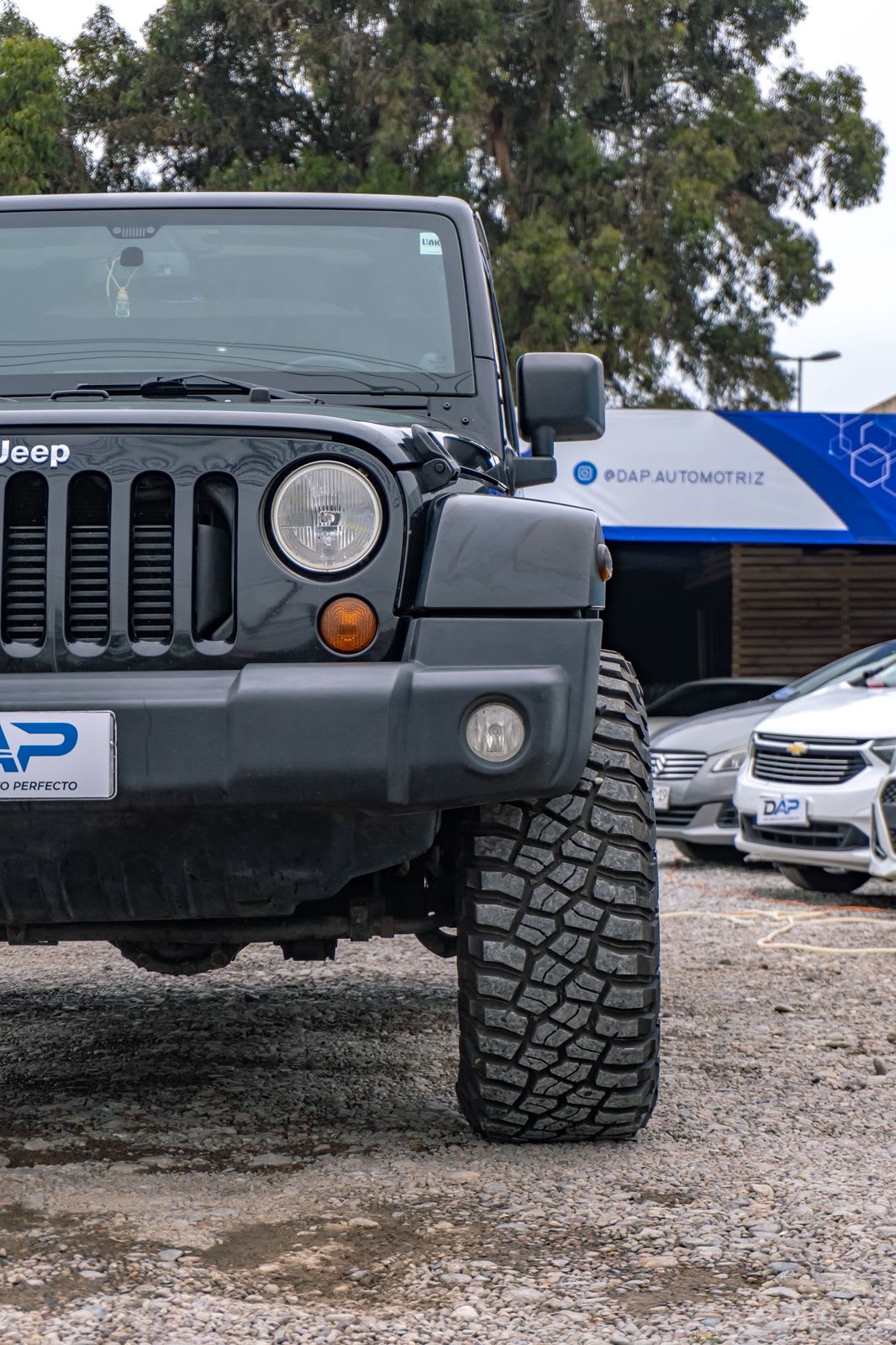 2013 Jeep Wrangler Unlimited Sahara Negro - Miniatura 3