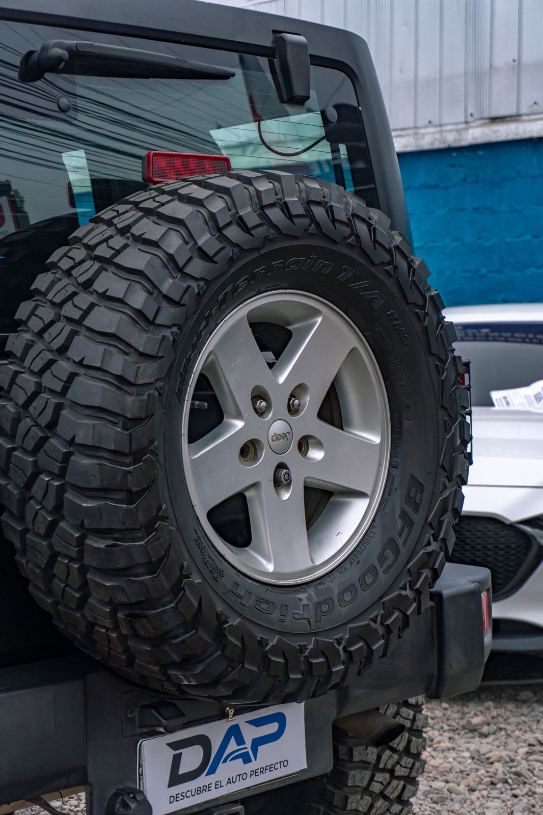 2013 Jeep Wrangler Unlimited Sahara Negro - Miniatura 6
