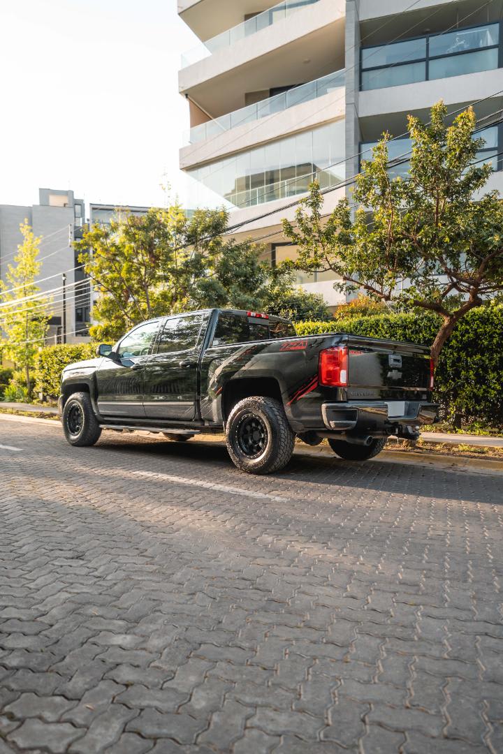 2018 Chevrolet SILVERADO Negro - Miniatura 2