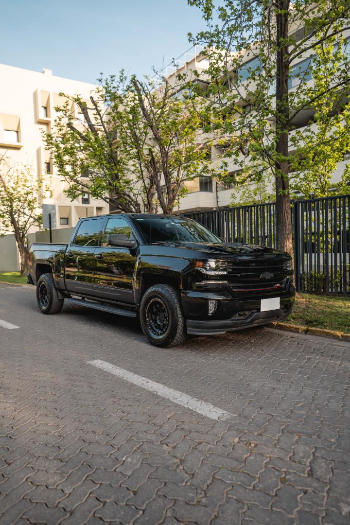 2018 Chevrolet SILVERADO Negro - Miniatura 4