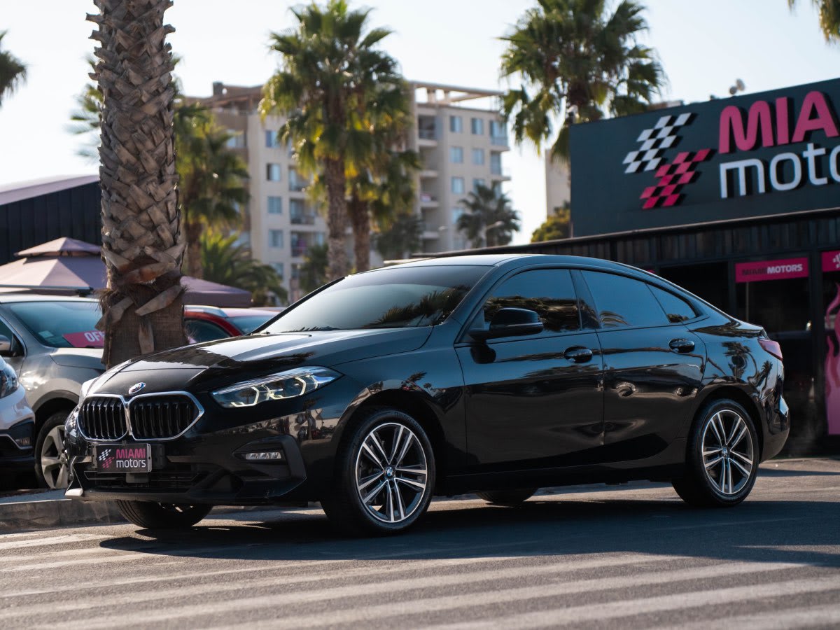 2022 BMW 218 Azul primavera metalizado negro - Imagen 1