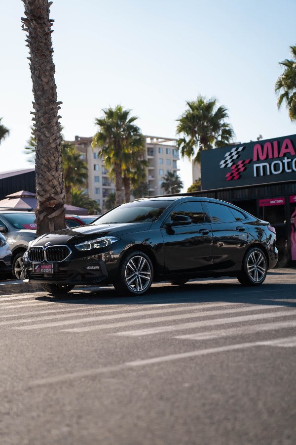 2022 BMW 218 Azul primavera metalizado negro - Miniatura 2