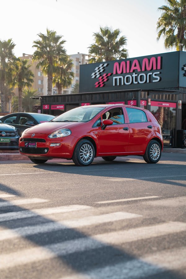 2017 Fiat Punto BLANCO T ROJO - Miniatura 2