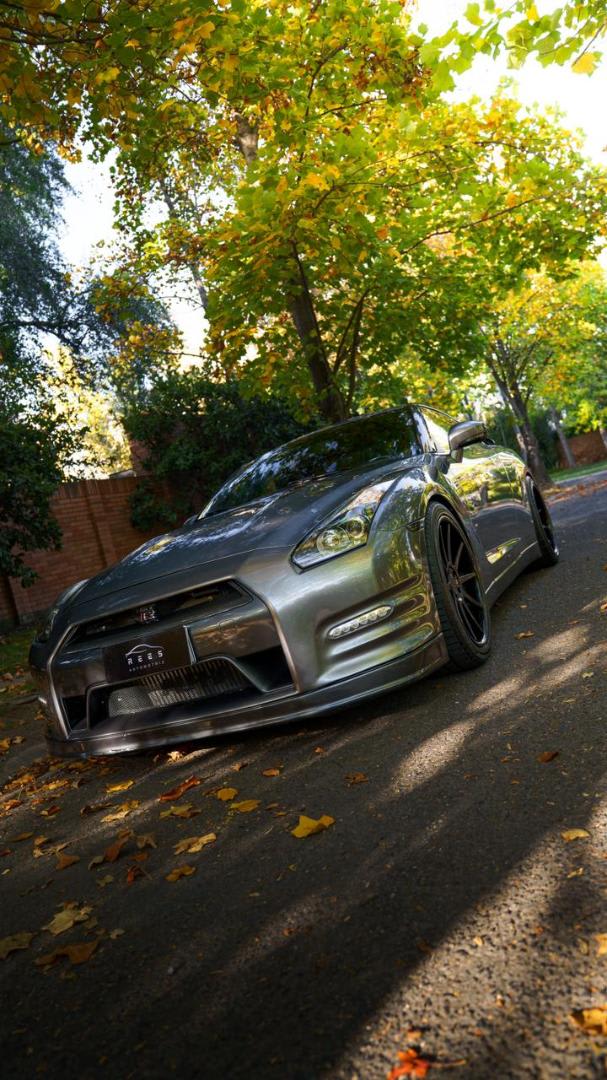 2011 Nissan GTR 35 GTR GRIS - Miniatura 4