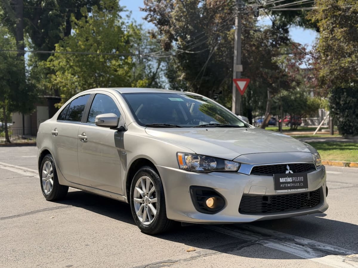 2018 Mitsubishi Lancer Plateado - Miniatura 5