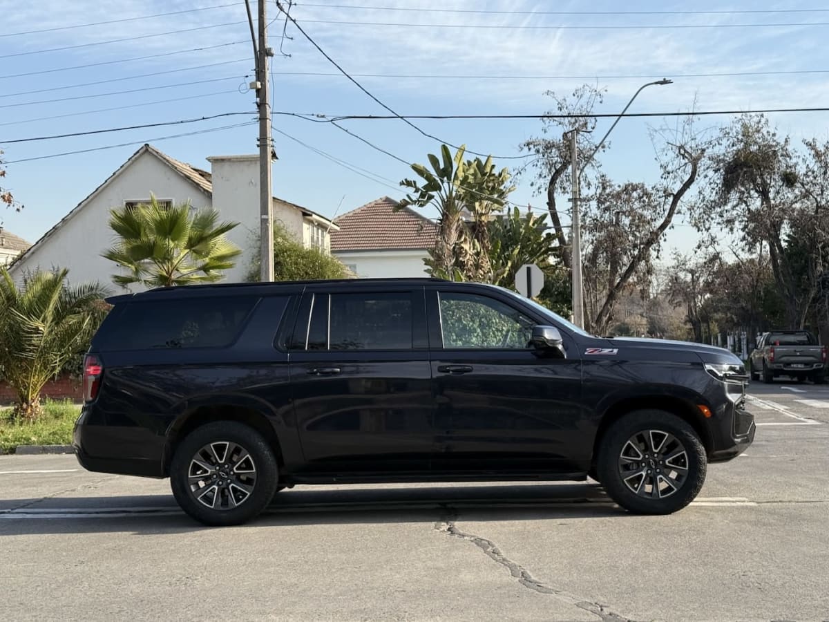 2024 Chevrolet Suburban Negro - Miniatura 4