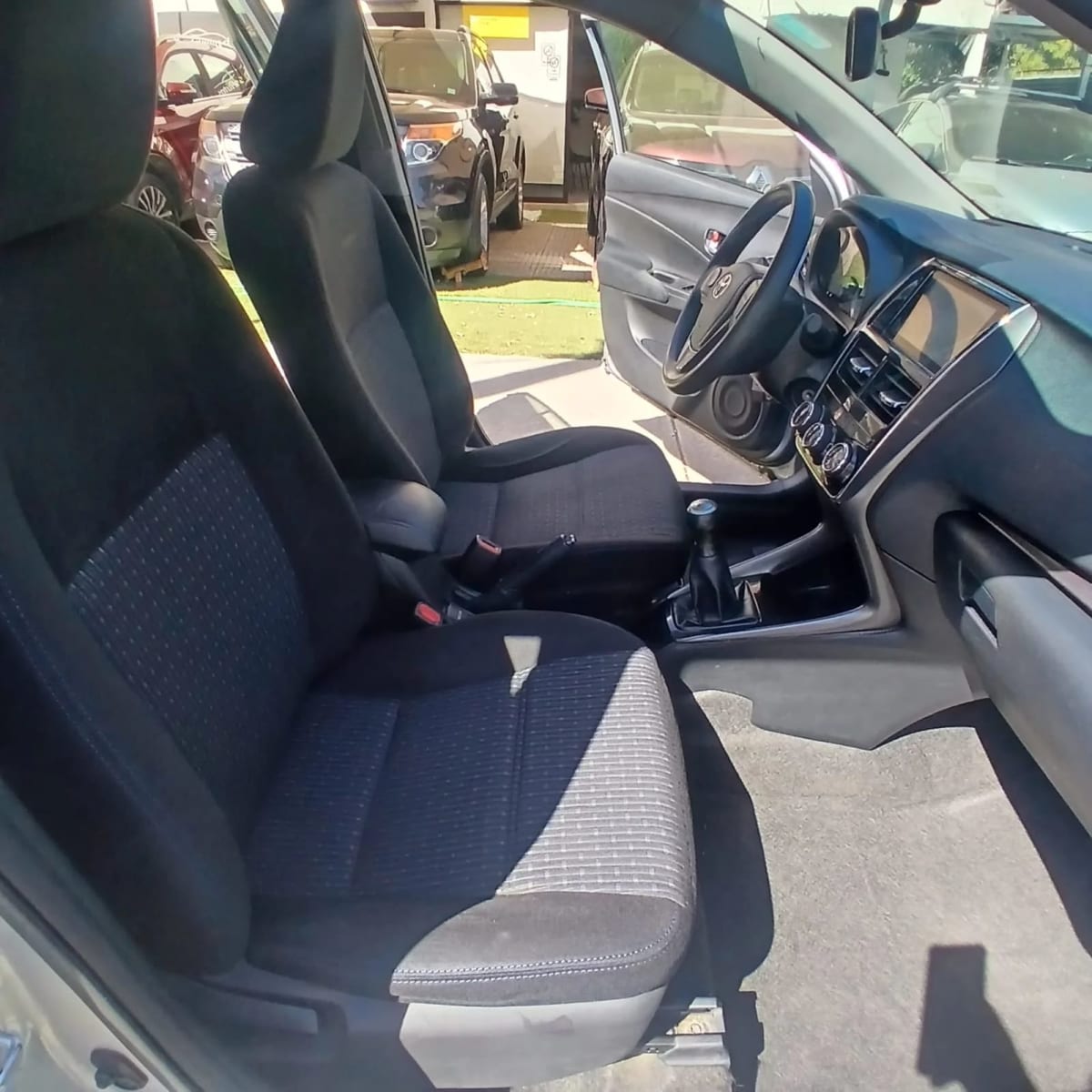 2021 Toyota Yaris E – - Miniatura 6