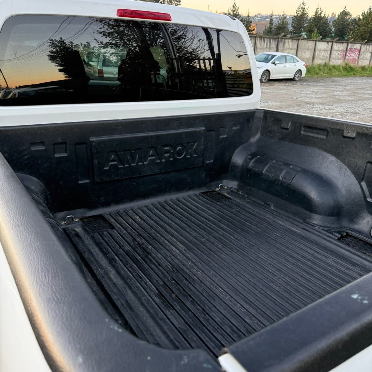 2023 Volkswagen AMAROK 2.0 TRENDLINE Blanco - Miniatura 5