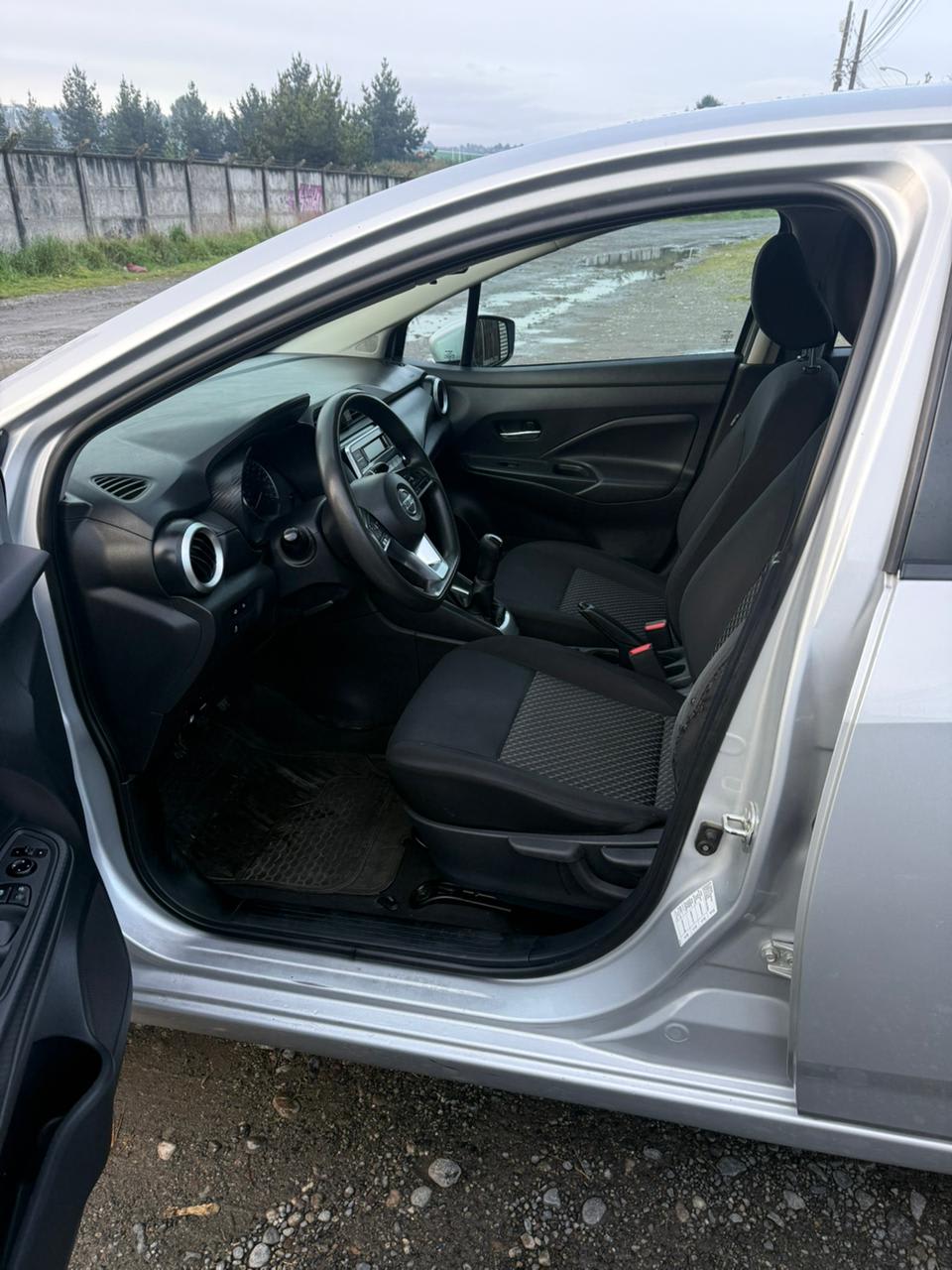 2021 Nissan VERSA V-DRIVE VERSA Gris - Miniatura 5