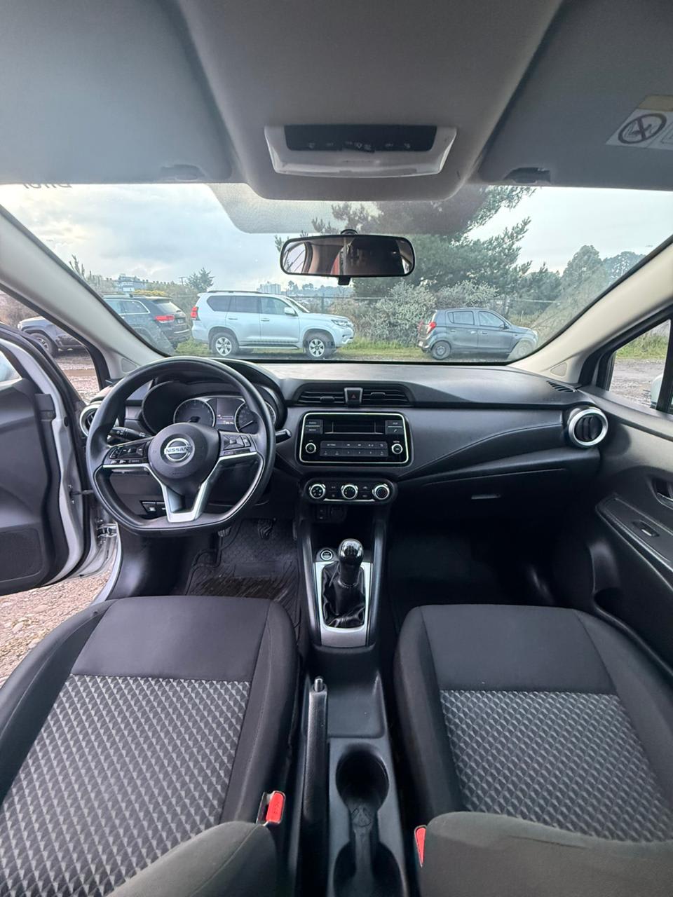2021 Nissan VERSA V-DRIVE VERSA Gris - Miniatura 6