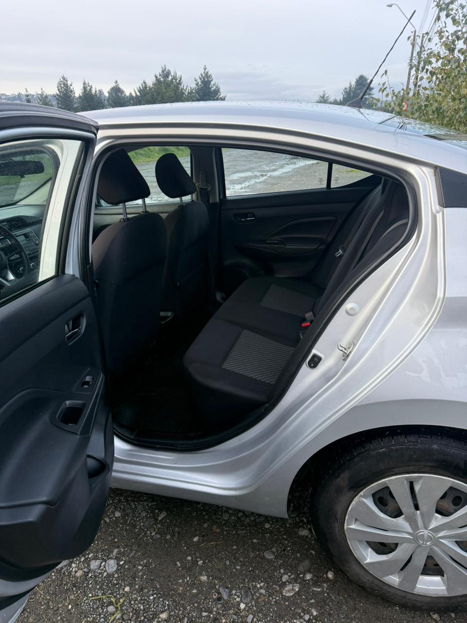 2021 Nissan VERSA V-DRIVE VERSA Gris - Miniatura 8