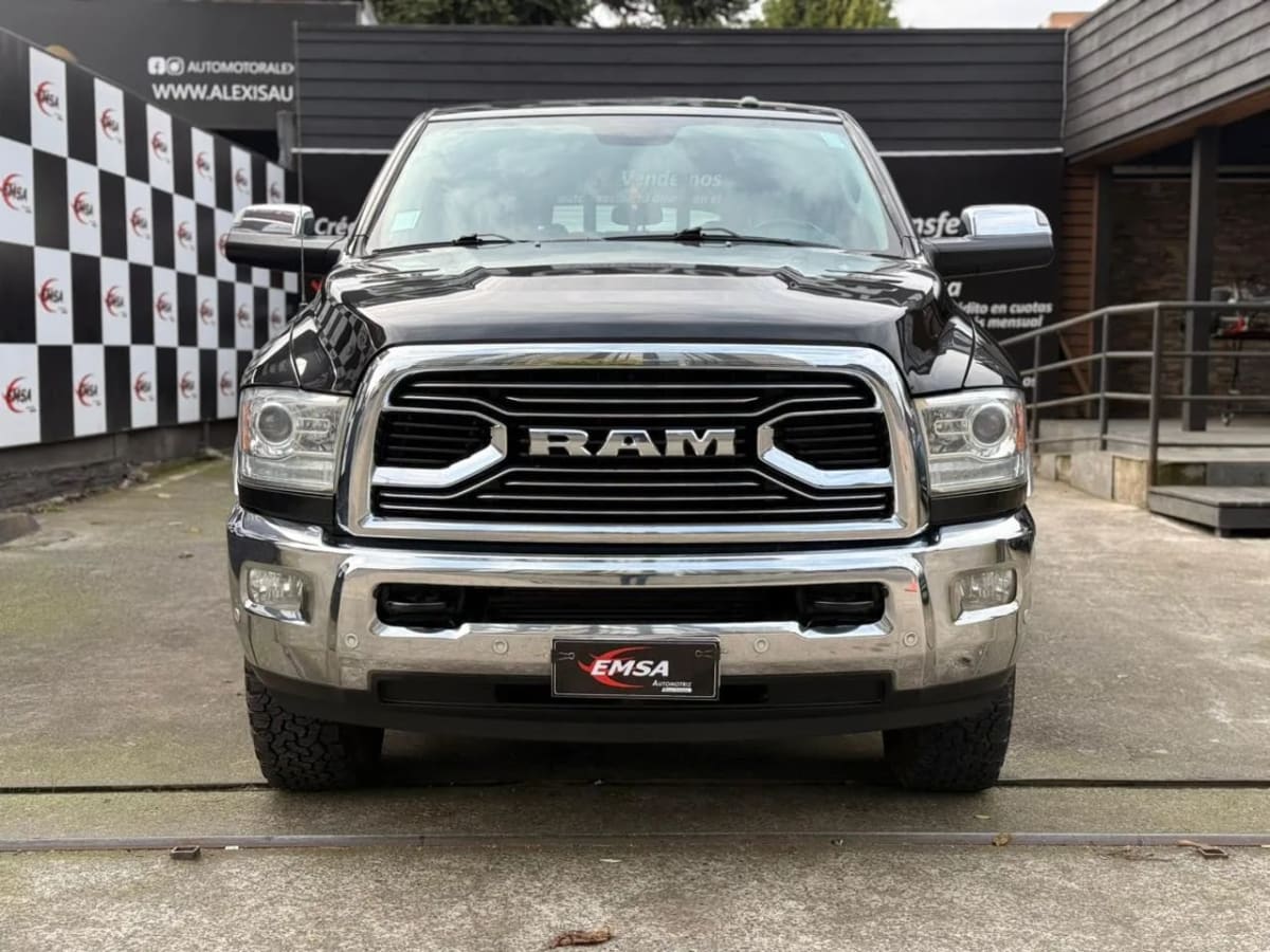 2019 RAM 2500 Laramie Camioneta Negro - Miniatura 2