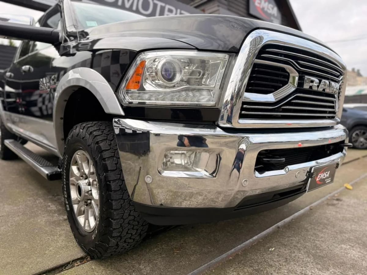 2019 RAM 2500 Laramie Camioneta Negro - Miniatura 4