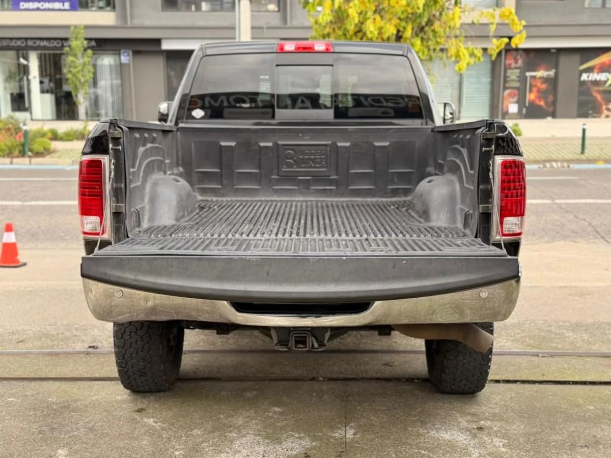 2019 RAM 2500 Laramie Camioneta Negro - Miniatura 8