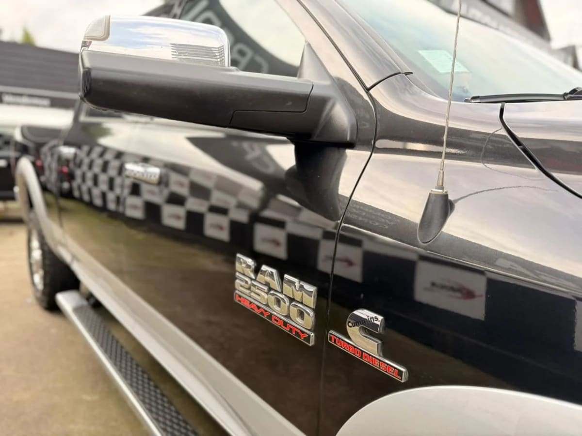 2019 RAM 2500 Laramie Camioneta Negro - Miniatura 10