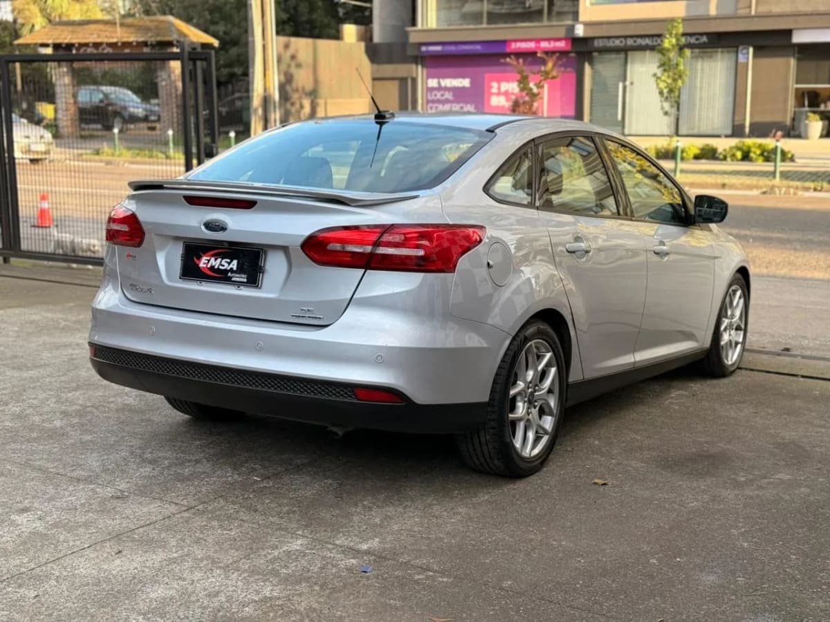 2016 Ford Focus Sedán Plata - Miniatura 4