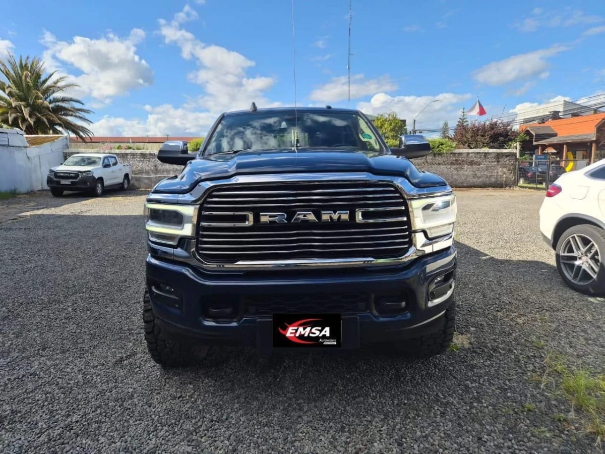 2023 Ram 2500 Laramie Camioneta Azul - Miniatura 2