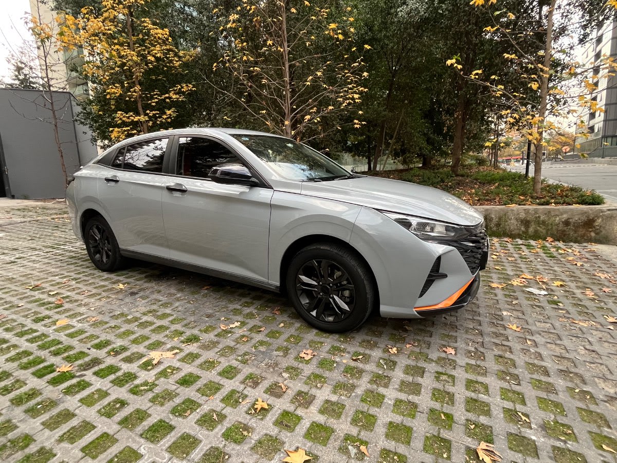 2024 Dongfeng Aeolus Y3 Aeolus Gris Plata - Miniatura 3
