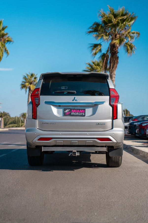 2022 Mitsubishi Montero Sport Gris Plata - Miniatura 8