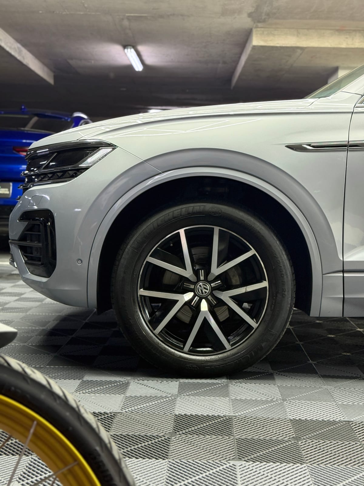 2019 Volkswagen Touareng Gris - Miniatura 4