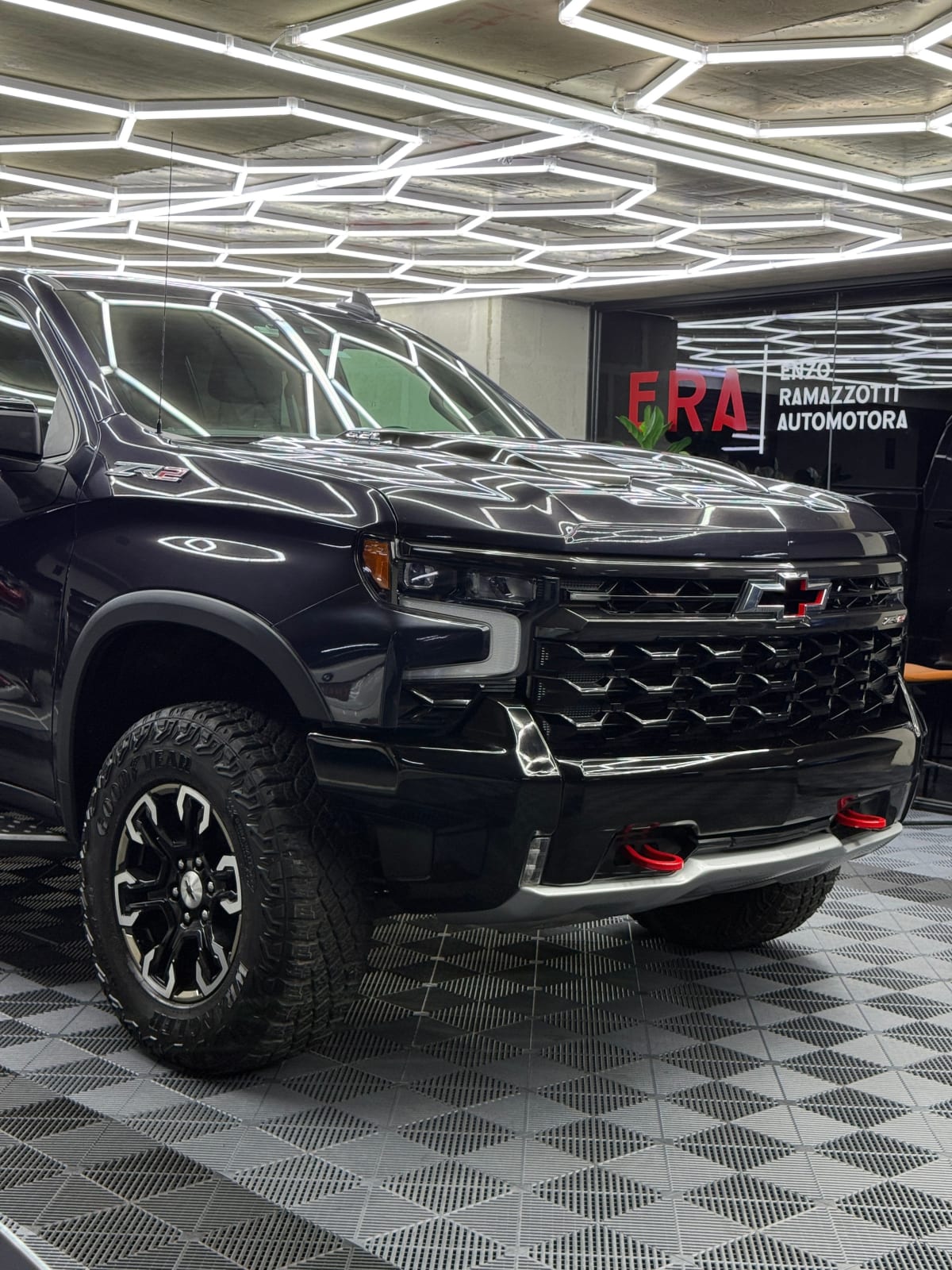 2024 Chevrolet Silverado Gris - Miniatura 2