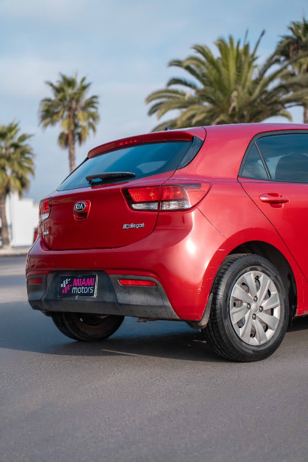 2018 KIA Rio BLANCO T ROJO - Miniatura 8