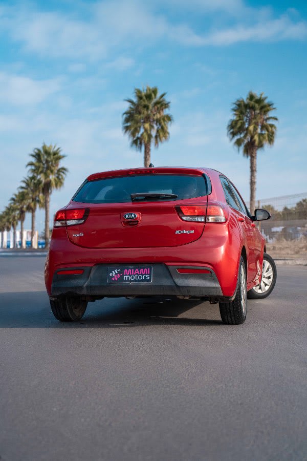 2018 KIA Rio BLANCO T ROJO - Miniatura 9