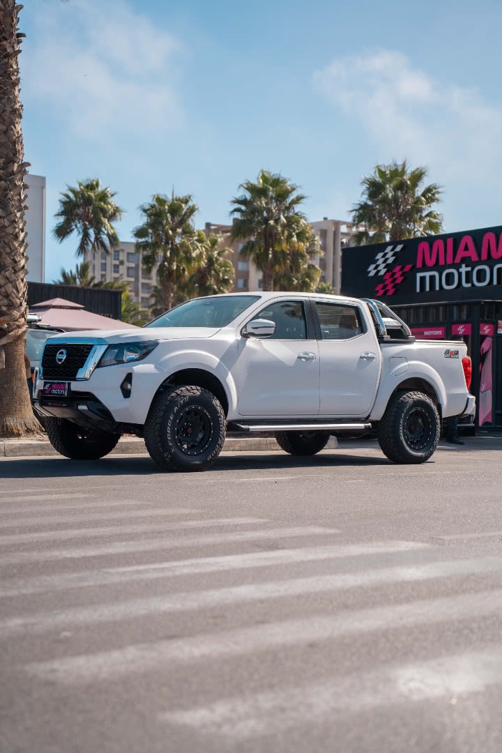 2022 Nissan Navara Blanco - Miniatura 2