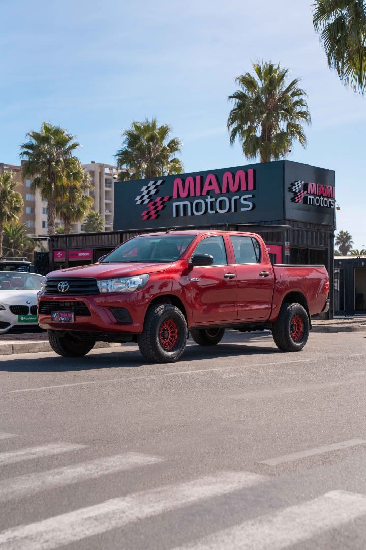 2022 Toyota Hilux Rojo - Miniatura 2