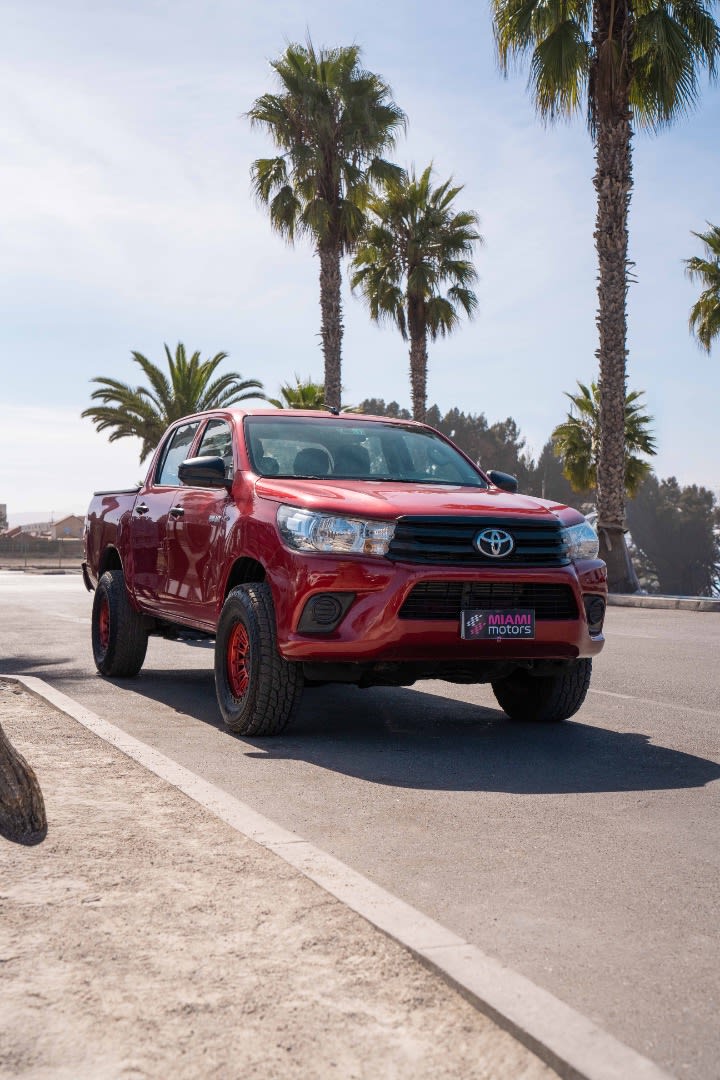 2022 Toyota Hilux Rojo - Miniatura 3