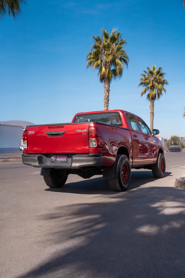 2022 Toyota Hilux Rojo - Miniatura 5