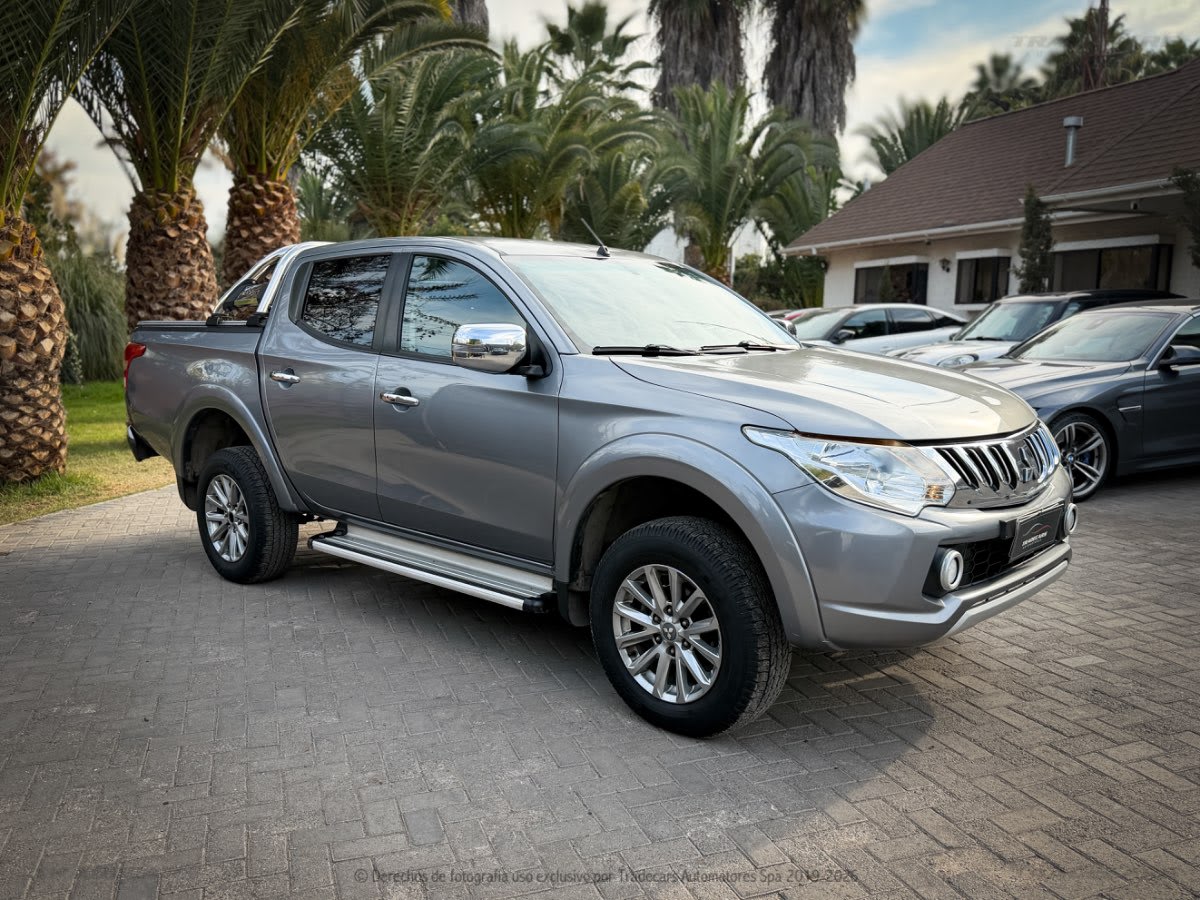 2017 Mitsubishi L 200 DAKAR L GRIS - Miniatura 2