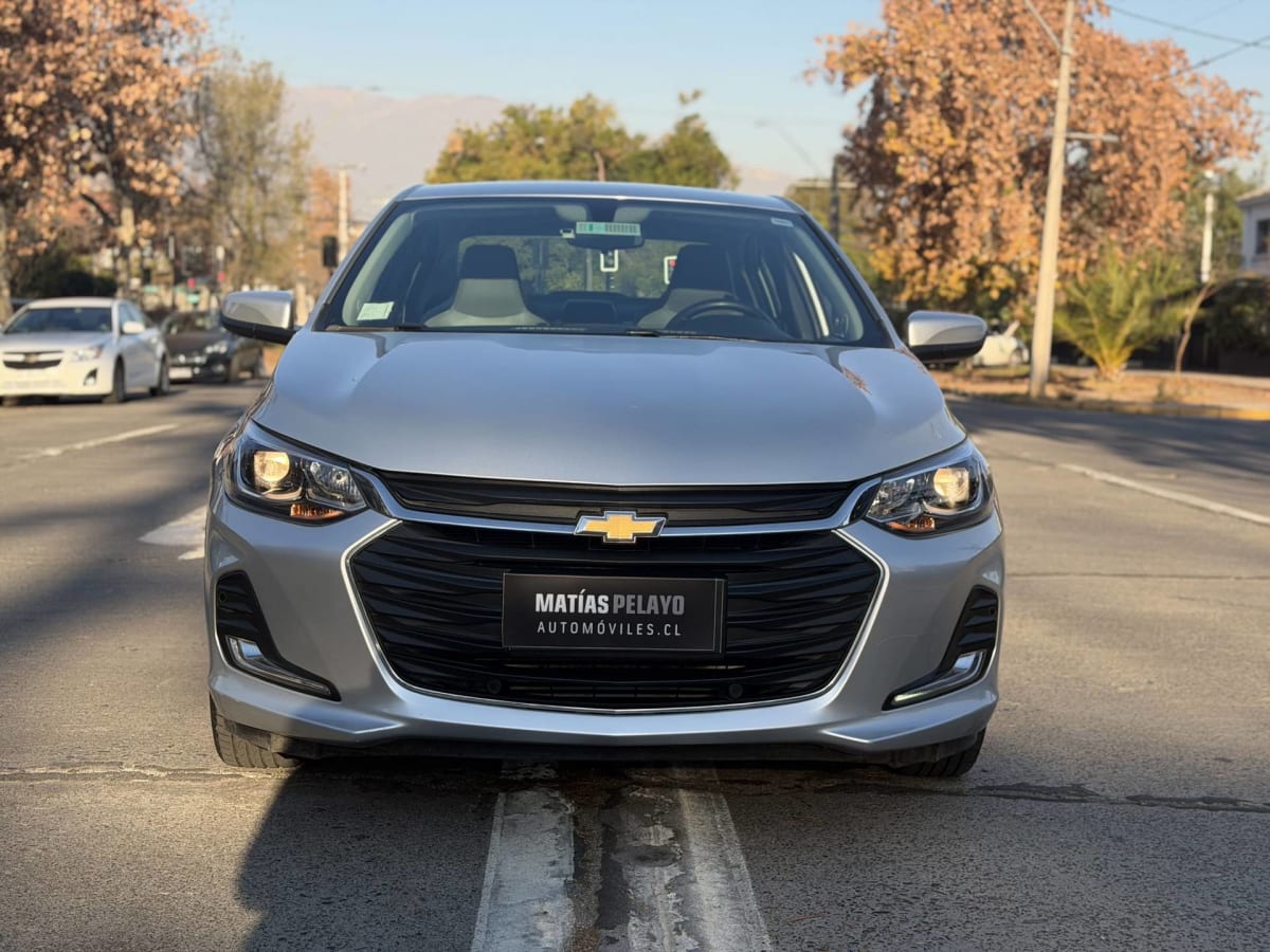 2021 Chevrolet Onix Premier Plata - Miniatura 2
