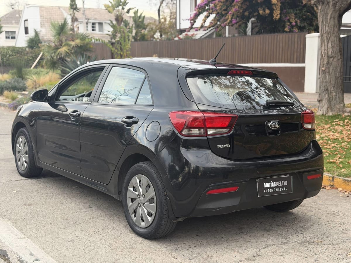 2021 Kia Rio 5 EX Negro - Miniatura 8