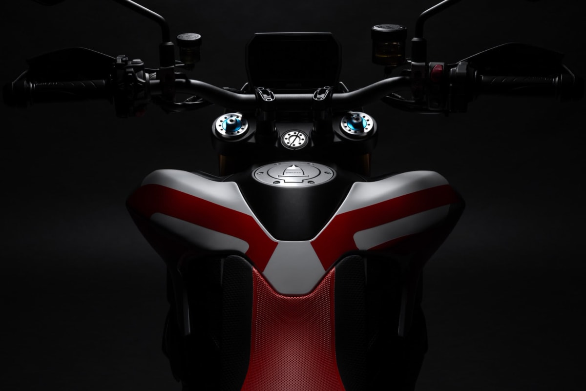 2026 Ducati Hypermotard V2 SP - Miniatura 3