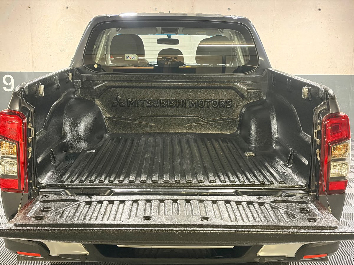 2024 Mitsubishi L200 2.2 Gris - Miniatura 7