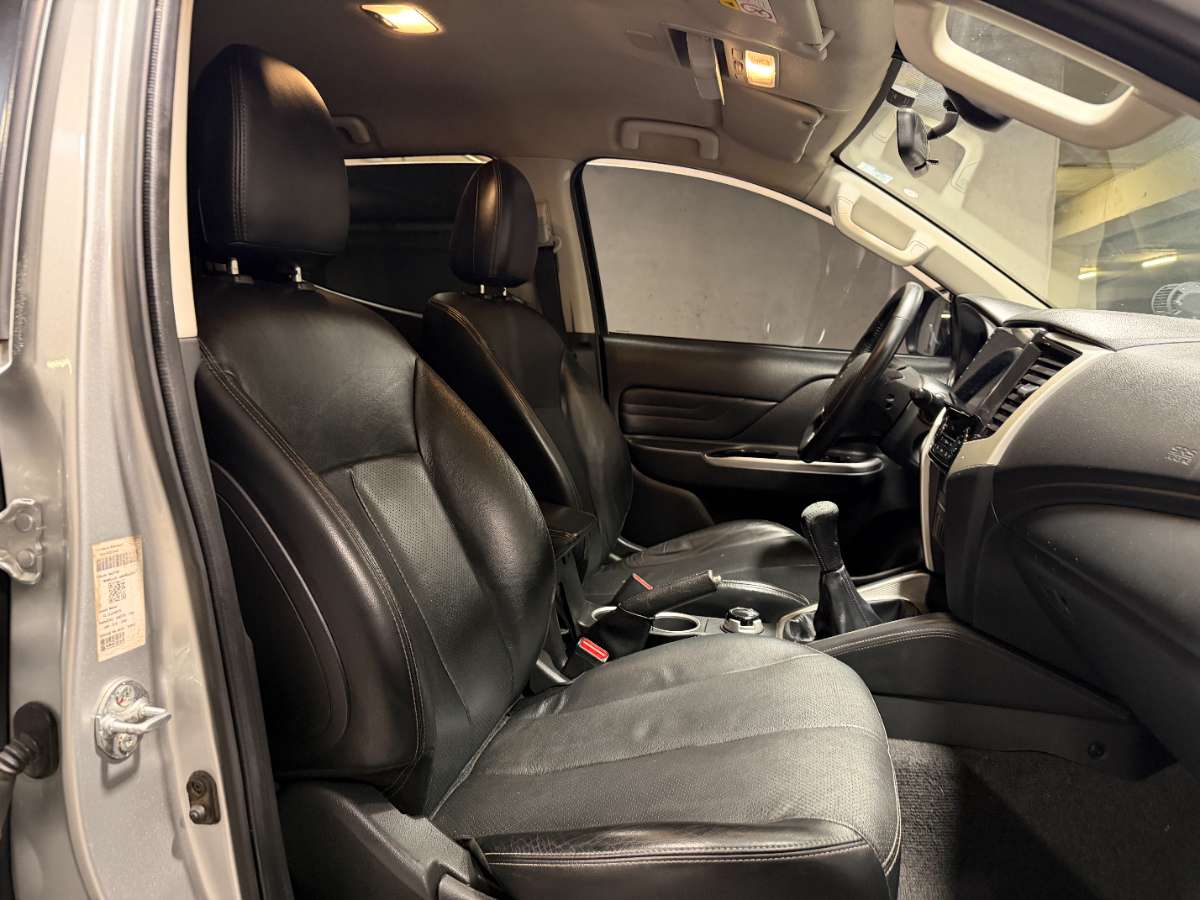 2023 Mitsubishi L200 2.4 Plata - Miniatura 9