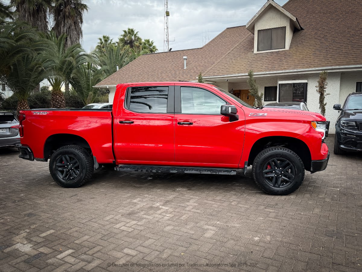 2023 Chevrolet SILVERADO TRAILBOSS LT 5.3L V8 🇺🇸 Rojo - Miniatura 3