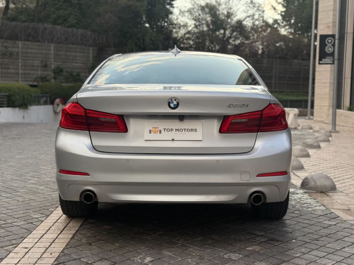 2018 BMW 520i executive Plateado - Miniatura 5