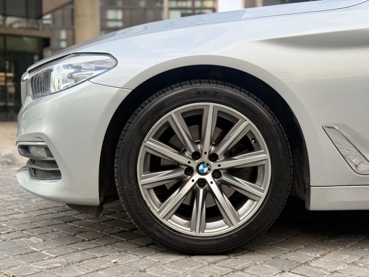 2018 BMW 520i executive Plateado - Miniatura 8
