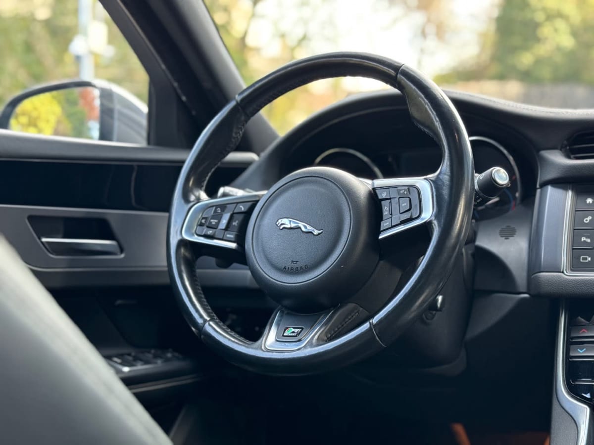 2017 Jaguar XF 2.0 Gris - Miniatura 10