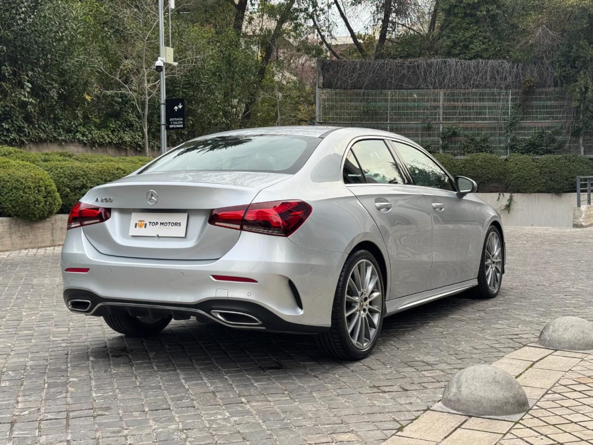 2023 Mercedes-Benz A250 Gris - Miniatura 4