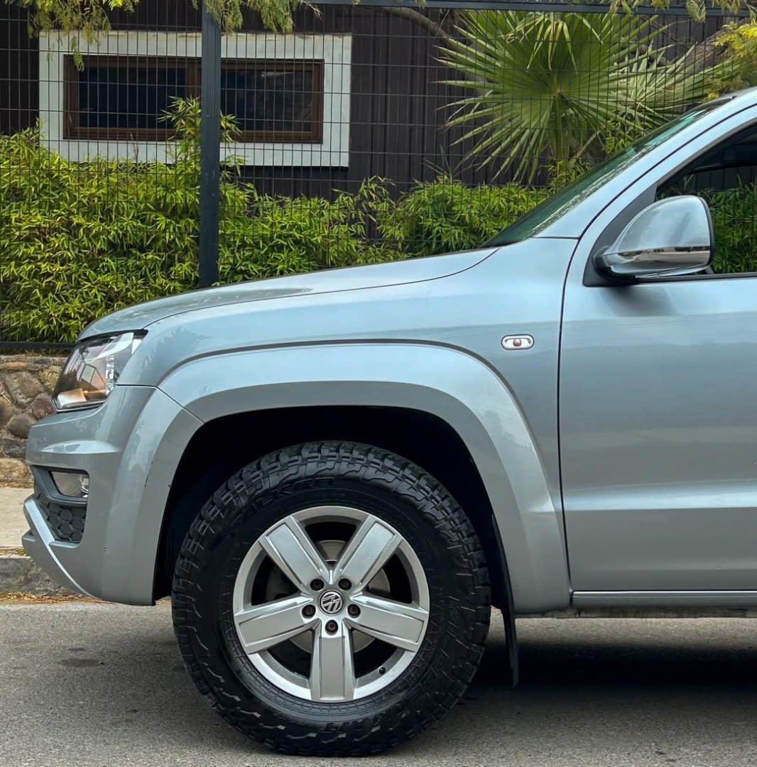 2023 Volkswagen AMAROK COMFORTLINE TDI 2.0L 🇩🇪 Gris - Miniatura 3
