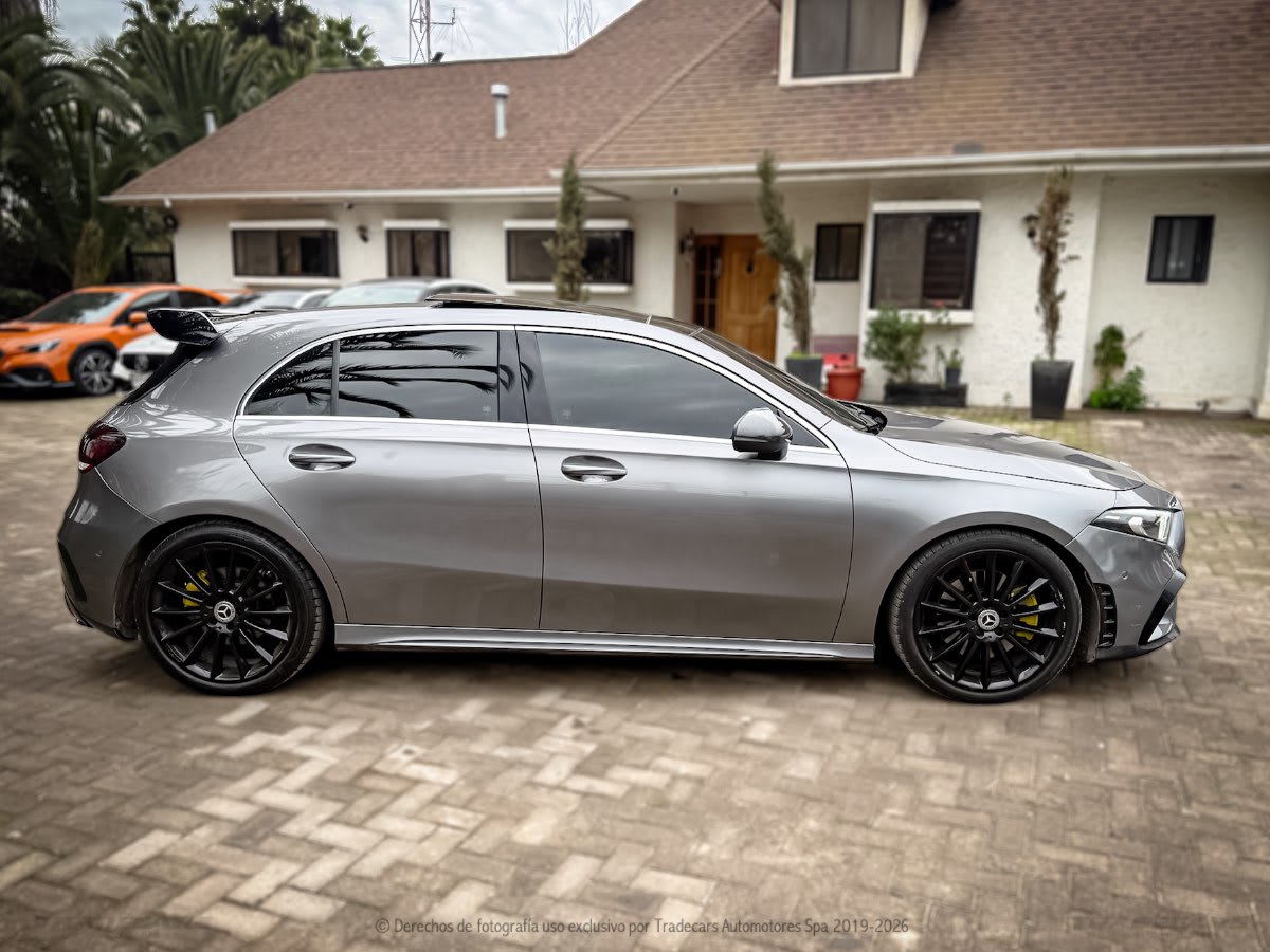 2022 Mercedes-Benz A250 Gris - Miniatura 3
