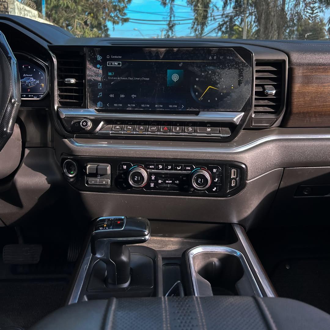 2023 Chevrolet SILVERADO HIGH COUNTRY DURAMAX 3.0 🇺🇸 Gris - Miniatura 7