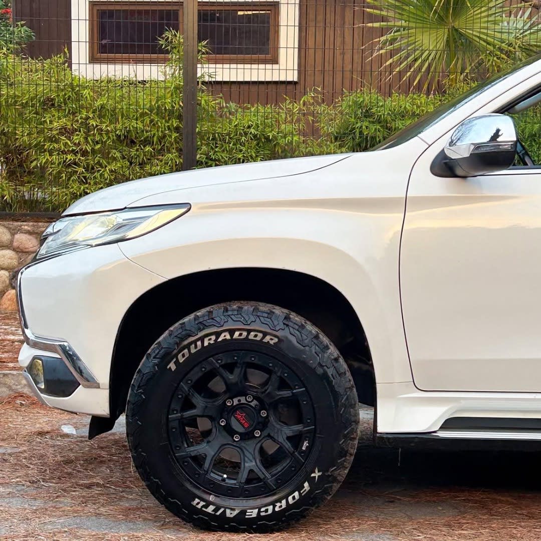 2019 Mitsubishi MONTERO SPORT 3.0 V6 AT 4X2 🇯🇵 Blanco - Miniatura 3