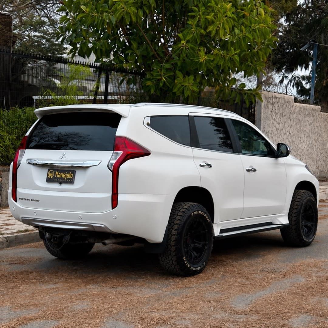 2019 Mitsubishi MONTERO SPORT 3.0 V6 AT 4X2 🇯🇵 Blanco - Miniatura 9