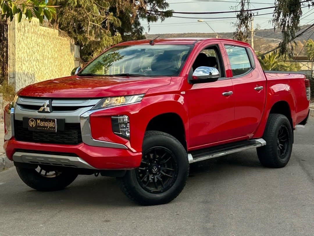 2024 Mitsubishi L200 KATANA 4X4 🇯🇵 Rojo - Imagen 1