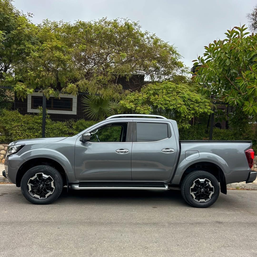 2023 Nissan NAVARA LE 2.3L 🇯🇵 Gris - Miniatura 4